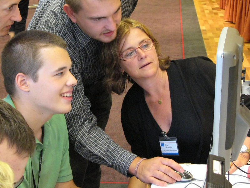 File:COGAIN2008-trying-out-eye-control2.jpg